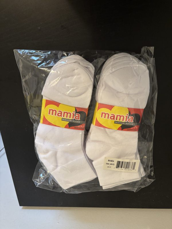 Ladies ankle socks, comes in black and white.